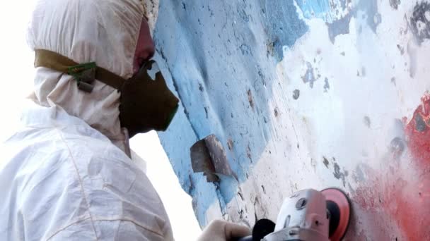 Les travailleurs arrachent la peinture sur le métal dans le processus de réparation au chantier naval . — Video