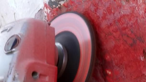 Trabajadores arrancan pintura sobre metal en proceso de reparación en astillero . — Vídeo de stock
