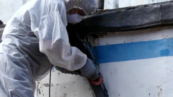 劳动人民撕下造船厂在修理过程中金属漆 在工作服的工人重建在户外在港口的船舶修理厂 — 图库视频影像