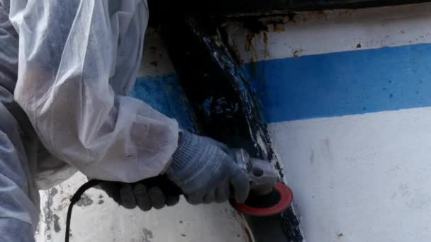 Рабочие отрывают краску от металла в процессе ремонта на верфи . — стоковое видео