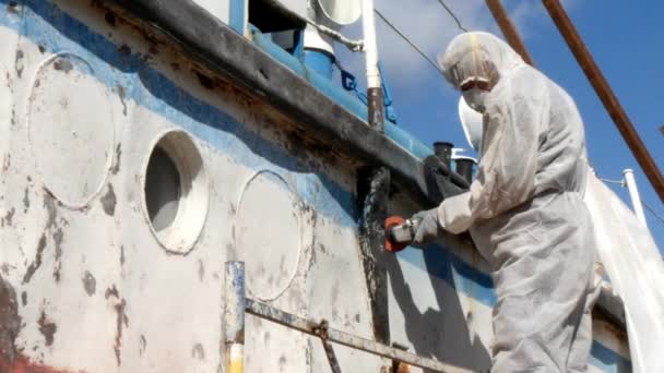 Les travailleurs arrachent la peinture sur le métal dans le processus de réparation au chantier naval . — Video