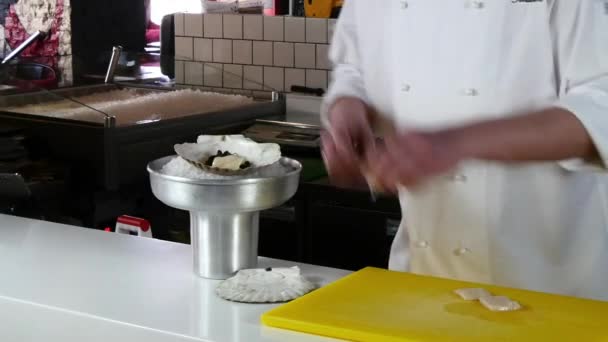 Koch bereitet Meeressalat aus Jakobsmuscheln auf Schale zu. — Stockvideo