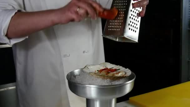 Cozinheiro prepara salada de mar de vieiras na concha . — Vídeo de Stock