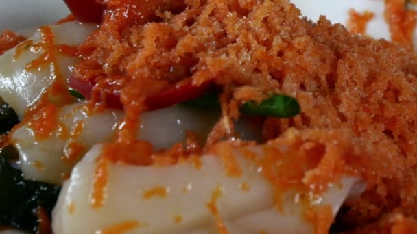 Cocinero prepara la ensalada marina de las vieiras sobre la cáscara . — Vídeos de Stock