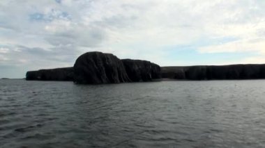 Yeni Dünya Vaigach adasında Arktik Okyanusu Sahili ve günbatımı ve su yüzeyine.