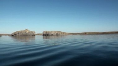 İnsanlar yeni dünya Vaigach bir lastik teknede Okyanusu.