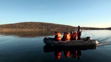 İnsanlar yeni dünya Vaigach bir lastik teknede Okyanusu.