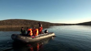 İnsanlar yeni dünya Vaigach bir lastik teknede Okyanusu.