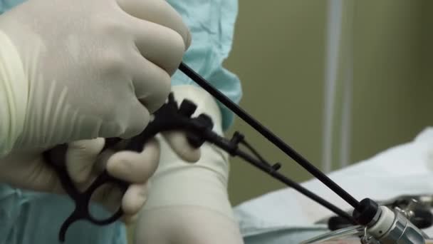 Buken laparoskopi i operationssalen närbild. — Stockvideo