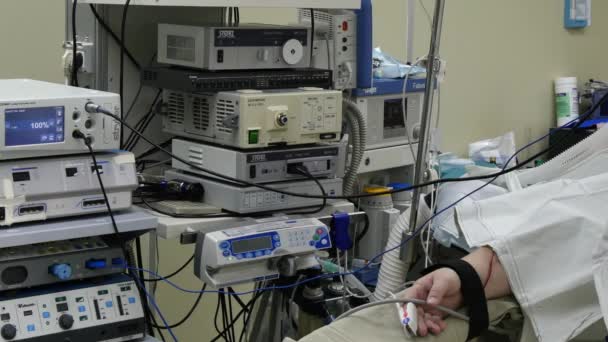 Pacienta ruku břicha laparoskopie v operačním sále. — Stock video