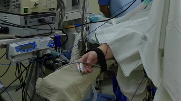 Paciente mão laparoscopia abdominal na sala de cirurgia . — Vídeo de Stock