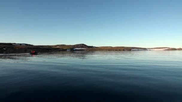 Mensen in een rubberboot in Ocean op de nieuwe aarde Vaigach. — Stockvideo