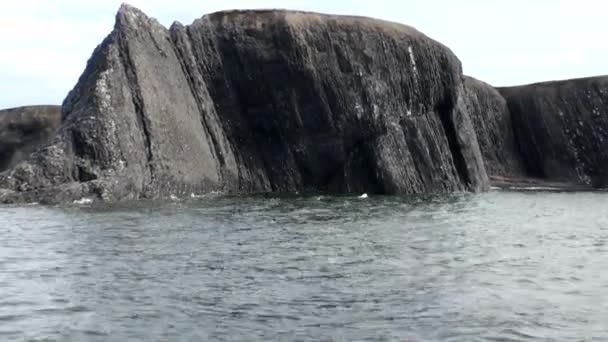 Pedra rochas entre a superfície da água do Oceano Ártico na Nova Terra Vaigach Island . — Vídeo de Stock