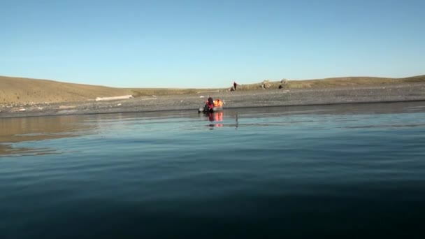 Menschen in einem Schlauchboot in Ozean auf neue Erde vaigach. — Stockvideo