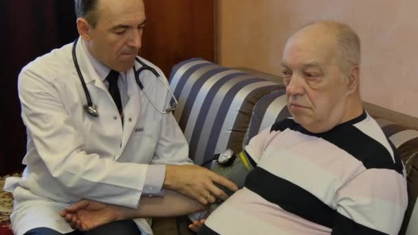 Medicul de familie măsoară tensiunea arterială . — Videoclip de stoc