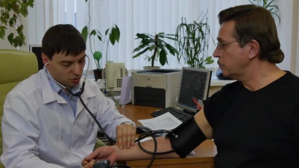 Medico in ospedale misura la pressione sanguigna dei pazienti . — Video Stock