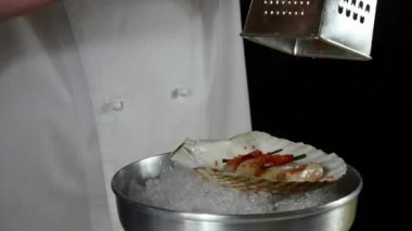 Aşçı deniz tarağı kabuk salata hazırlar..