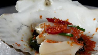 Aşçı deniz tarağı kabuk salata hazırlar..