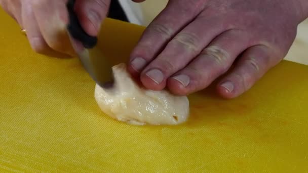 Cucini prepara l'insalata di mare di capesante su granata . — Video Stock