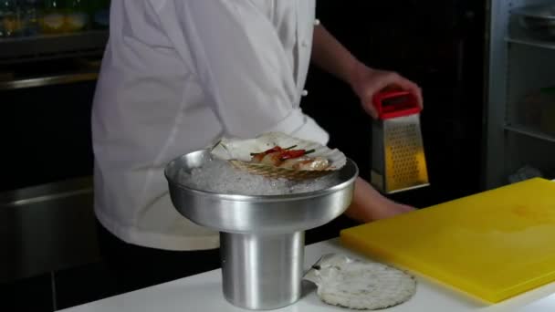 Cozinheiro prepara salada de mar de vieiras na concha . — Vídeo de Stock