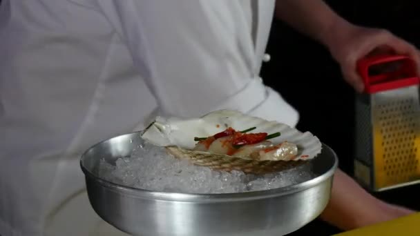 Cook prepares sea salad of scallops on shell. — Stock Video