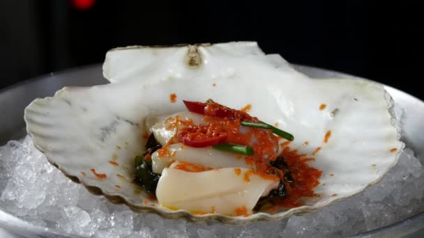 Szakács készíti elő a tengerre Shell kagyló saláta. — Stock videók