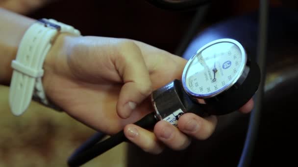 Médico de familia mide la presión arterial . — Vídeos de Stock