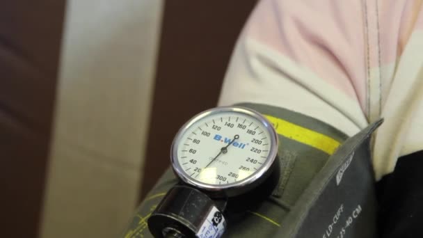 Médico de família mede a pressão arterial dos pacientes . — Vídeo de Stock