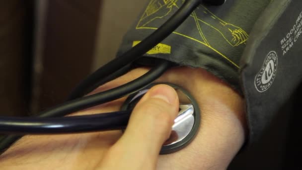 Семейный врач измеряет давление у пациентов . — стоковое видео