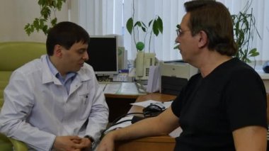Hastanede doktor hastaların kan basıncı ölçer.