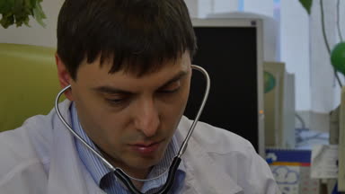 Hastanede doktor hastaların kan basıncı ölçer.
