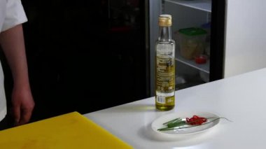 Aşçı bir deniz tarağı salata hazırlar..