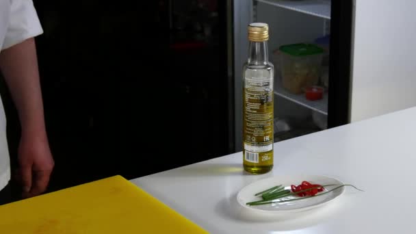 Le cuisinier prépare une salade de pétoncles . — Video