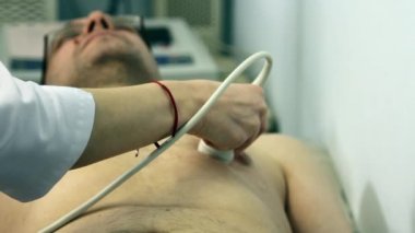 Doktor hastaların kalbini ultrasonla muayene ediyor..