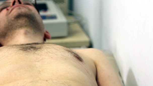Lékař vyšetřuje srdce pacientů ultrazvukem. — Stock video