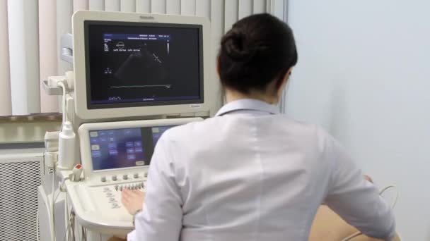 Ο γιατρός εξετάζει τους ασθενείς καρδιά με υπερηχογράφημα. — Αρχείο Βίντεο