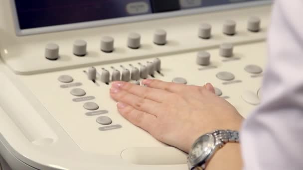 Hand van de vrouw en echografie onderzoek medische apparatuur. — Stockvideo