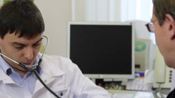 Rodinný lékař měří krevní tlak pacientů. — Stock video