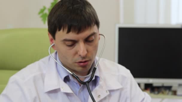 Сімейний лікар вимірює тиск пацієнтів . — стокове відео