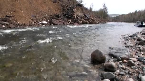 Clean water and stone rock bottom in spring in mountain river Temnik. — Stock Video