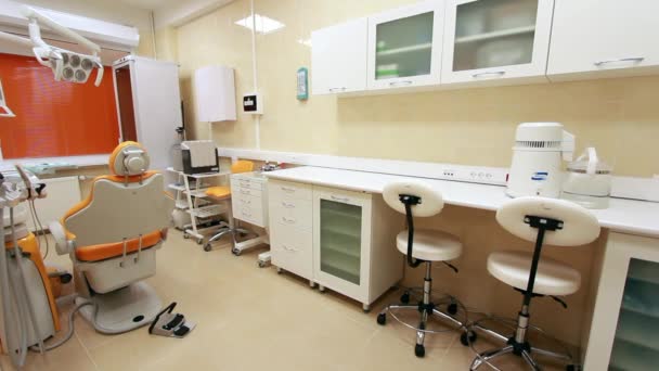 Arts-tandarts en meisje patiënt in kliniek voor tandheelkunde. — Stockvideo