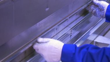 Alüminyum profil sanayi makinesi fabrikasında üzerinde bükme.