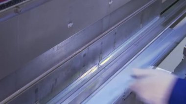 Alüminyum profil sanayi makinesi fabrikasında üzerinde bükme.