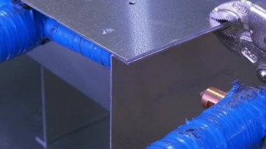 Metal fabrika ağır çekimde kaynak elektrik.