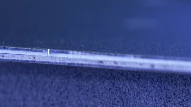 Metal fabrika ağır çekimde kaynak elektrik.