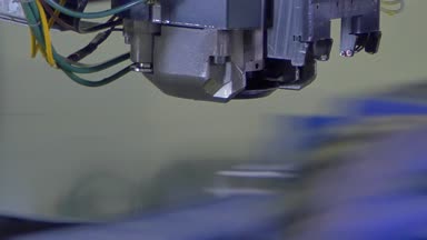 Endüstriyel Cnc makine üzerinde metal yaprak delik figürlü kesme damgalama.