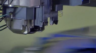 Endüstriyel Cnc makine üzerinde metal yaprak delik figürlü kesme damgalama.