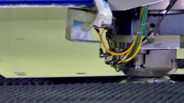 Endüstriyel Cnc makine üzerinde metal yaprak delik figürlü kesme damgalama.