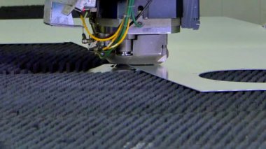 Endüstriyel Cnc makine üzerinde metal yaprak delik figürlü kesme damgalama.