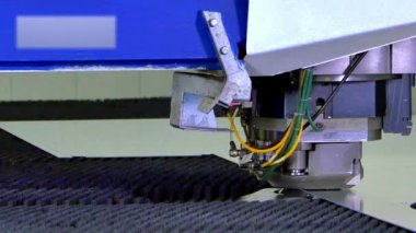 Endüstriyel Cnc makine üzerinde metal yaprak delik figürlü kesme damgalama.